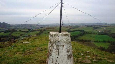 Using the cavity to support the mast