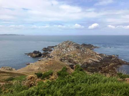 Islets that can only be accessed at low tide