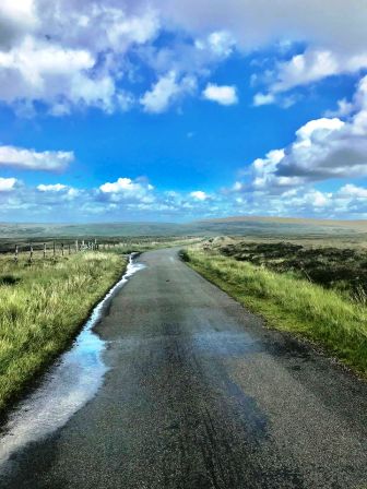 Road down to Derbyshire Bridge