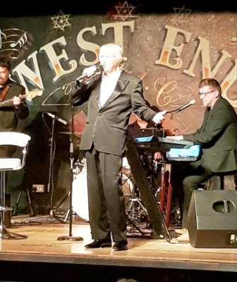 Joe Longthorne in concert