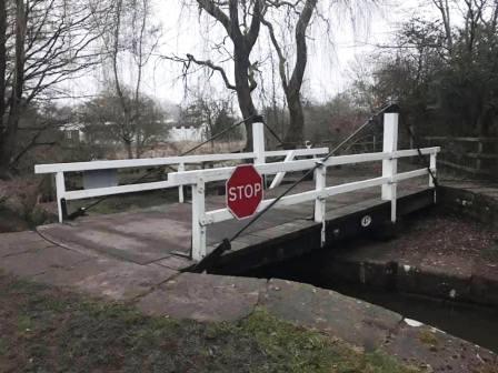 Swing bridge 