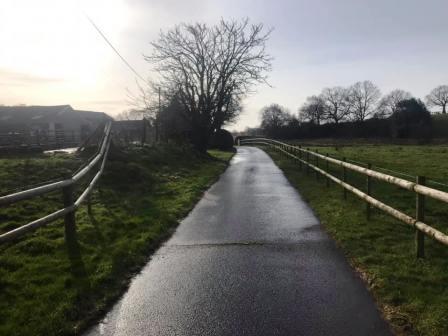 Public footpath and access road towards Mill End Farm