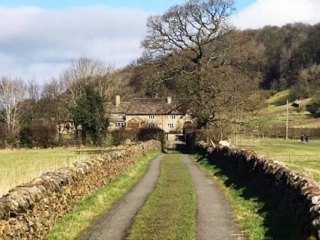 Approaching Lower Swanscoe Farm