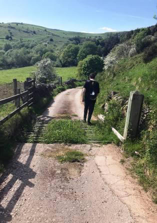 Heading down from New House Farm towards Cornhill Farm