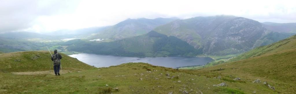 Tom traversing between Moel Eilio and Moel Cynghorion