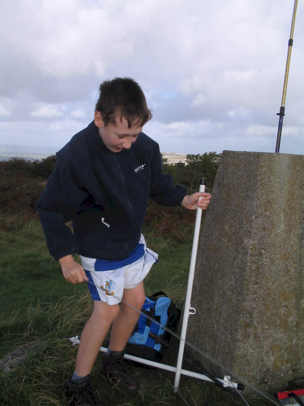 Jimmy sets up the SOTA Beam on Hutton Roof Crags