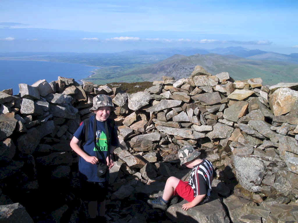Jimmy & Liam in the summit shelter on Yr Eifl