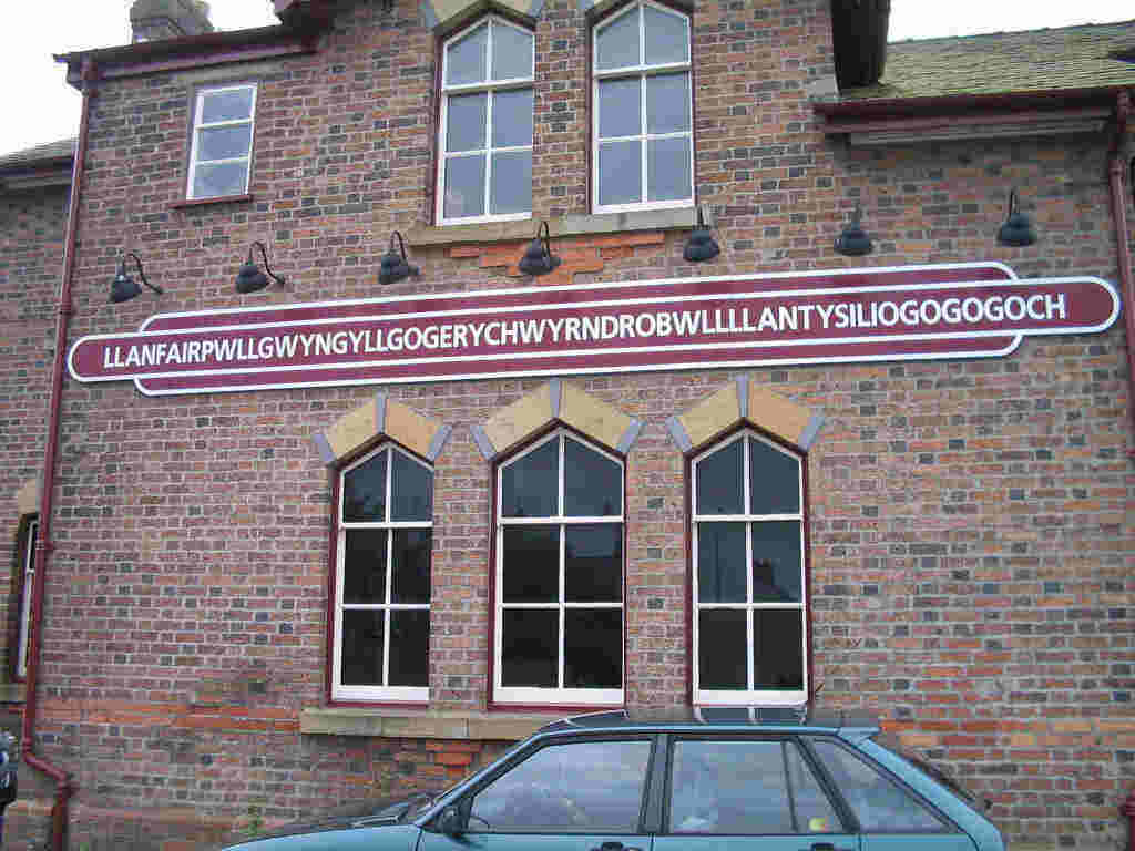 Llanfairpwllgwyngyllgogerychwyrndrobwllllantysiliogogogoch train station